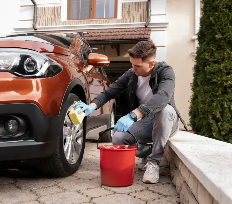 Lavage auto à domicile Carlat : professionnel intervenant sur un véhicule